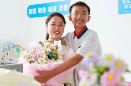 纸短情长寄师恩 一束鲜花表心意丨广外初中分校七年级学生开展感恩活动