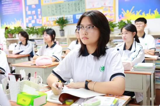 观盛大阅兵式 上一堂爱国课丨广外师生收看纪念抗战胜利80周年阅兵式